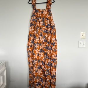 Free people Xl wide leg floral jumpsuit. Adjustable button straps. Tie back.